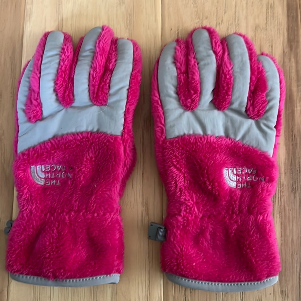 North Face magenta gloves, girls large 14-16. In great condition.